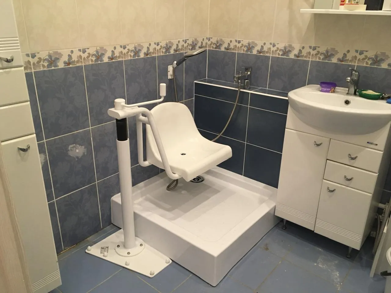 Подъемник для инвалидов для бассейна | Каталог подъемников ИНВА