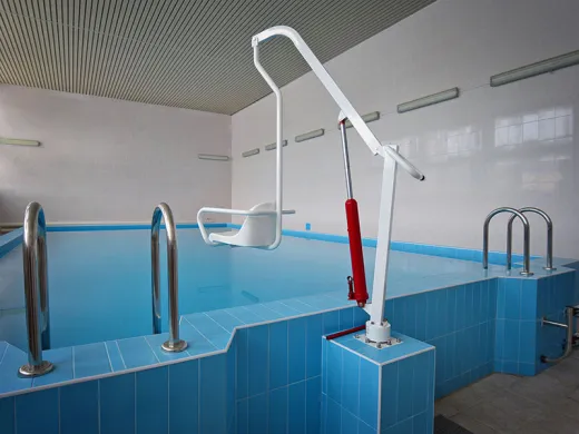 Подъемник для инвалидов для бассейна