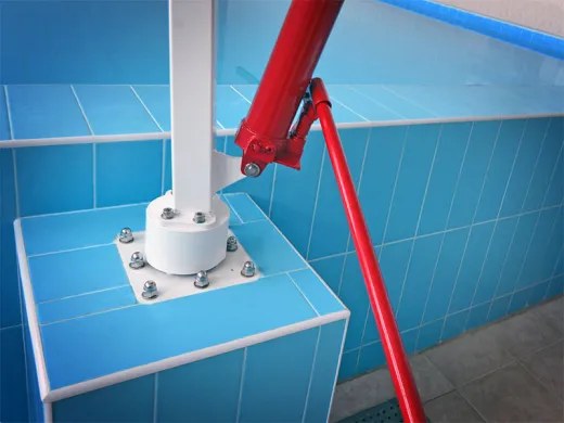 Подъемник с гидравлическим приводом для спуска в бассейн инвалидов