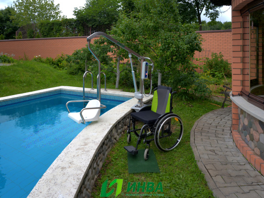 подъемник для спуска инвалида в бассейн